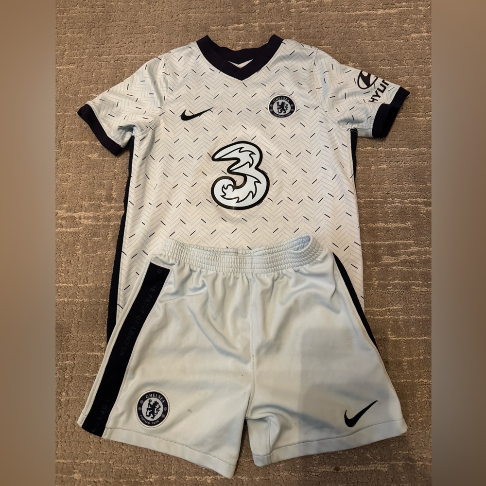 Kids Chelsea kit Pulisic
